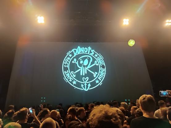 Bühnenvorhang mit Donots Logo
