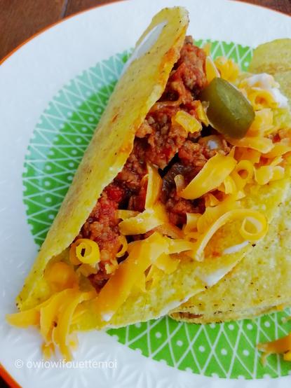 Taco fourré au haché épicé, piment et cheddar
