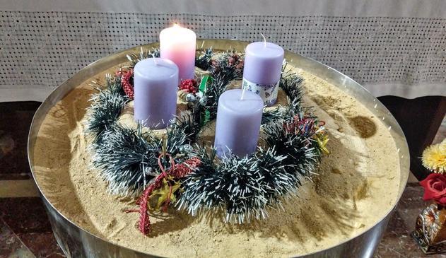 Adventskranz auf Sand in Messingschale - die erste von 4 lila Kerzen brennt
Von H.-Dirk Schmitt - Eigenes Werk, CC BY-SA 4.0, https://commons.wikimedia.org/w/index.php?curid=153269891