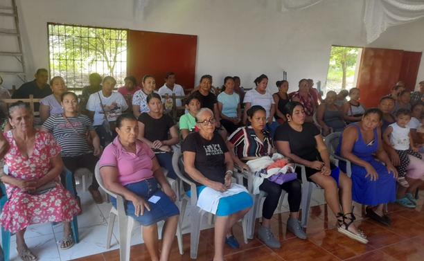 Socialización coa comunidade (aldea) de Tres Piedras, presentando o proxecto á veciñanza nun centro social con moita presenza de mulleres