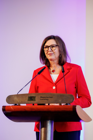 Ilse Aigner, Landtagspräsidentin und Schirmherrin von „Pressefoto Bayern“, hat Raymond Roemke für sein „Pressefoto des Jahres 2024“ sowie die Siegerin und Sieger weiterer sieben Kategorien im Bayerischen Landtag ausgezeichnet. │ Fotos Preisverleihung: Matthias Balk / Siegerfoto Wettbewerb: Bayerischer Journalisten-Verband e.V.
