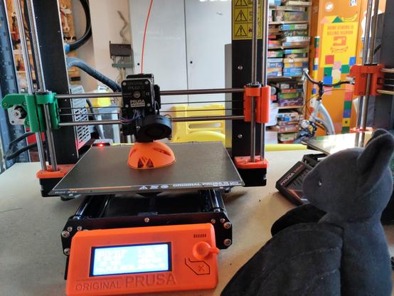 Ich, der aufmerksame ft1, schaue zu, wie mein Fahrradhelm-Prototyp von einem Prusa 3D-Drucker gedruckt wird.