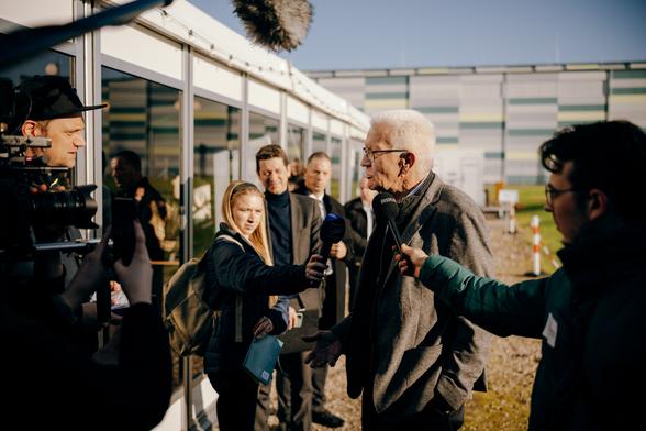 Ministerpräsident Winfried Kretschmann steht vor mehreren Kameras und spricht mit der Presse. © Staatsministerium BW | Ilkay Karakurt