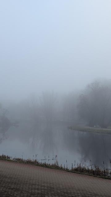 Skats uz kanālu biezā miglā