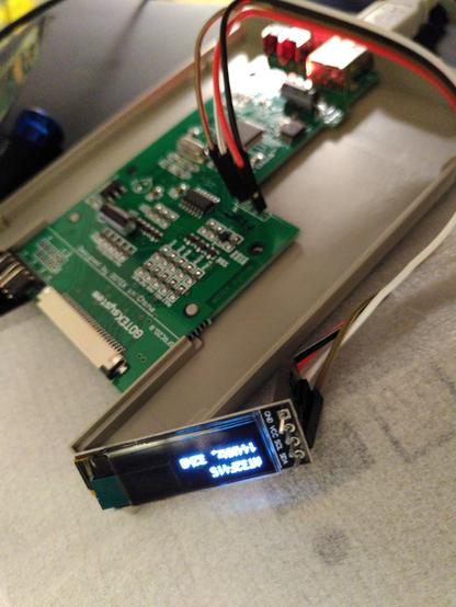 Slimline gotek mit lose angestecktem OLED Display (das in das schmale Gehäuse passen sollte)