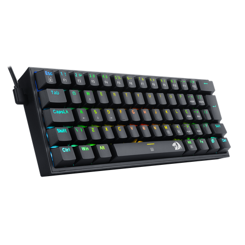 Foto de um teclado preto, com as letras de suas teclas iluminadas por retroiluminação RGB, à esquerda, um cabo USB-C com conector em "L"