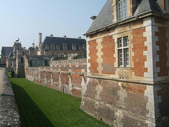 Château d'Anet à #Anet (#EureEtLoir) Diane de Poitiers hérita du château à la mort de son mari, Louis de Brézé, en 1531. Le château a été construit dans les années 1547-1552, et l'escalier entre les années 1680...
Suite 👉 https://monumentum.fr/monument-historique/pa00096955/anet-chateau-danet
#Patrimoine #MonumentHistorique
Photo CC-BY-SA 4.0 : audinou