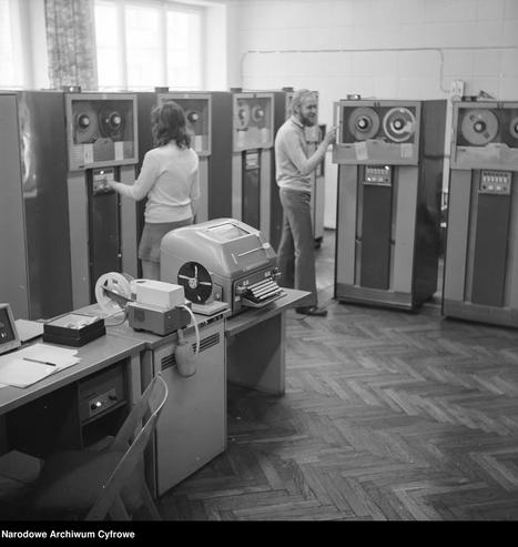 Daty: 1973 - 1973
Tytuł: Pomieszczenie z komputerem ZAM-41 Beta. Na pierwszym planie od lewej - biurko operatora, dziurkarka taśmy papierowej firmy Facit i dalekopis firmy Lorenz. W tle pracownicy przy pamięciach taśmowych PT-2.
Autor fotografii: Brak danych
Sygnatura dawna: 40-X-111-9
Numer negatywu: 40-10-111-9
Upload: Arkadiusz Sikorski / arq.pl