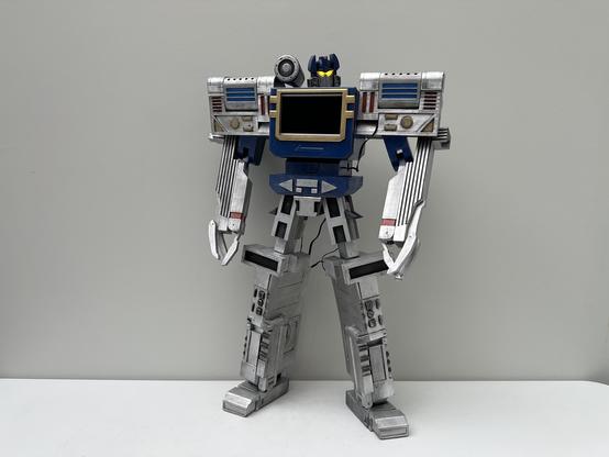 SoundWave in his robot mode, fully in shot