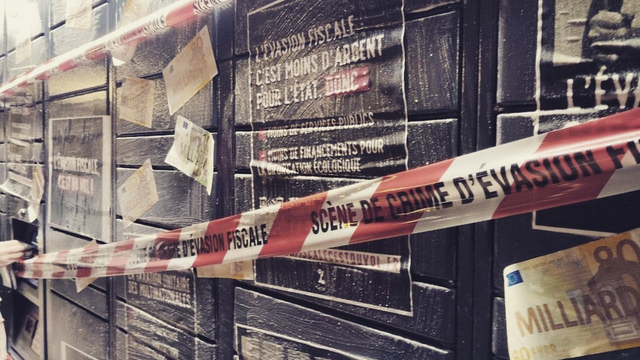 photo d'un locker amazon noir recouvert de banderoles et autocollants