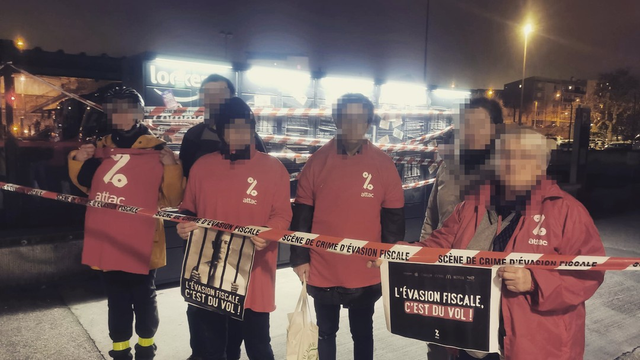 Des militant·es devant un locker noir, recouvert de banderoles et autocollants, avec un "coupe-file" "Scène de crime d'évasion fiscale"