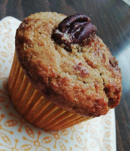 Muffin doré à la banane avec noix de pécan