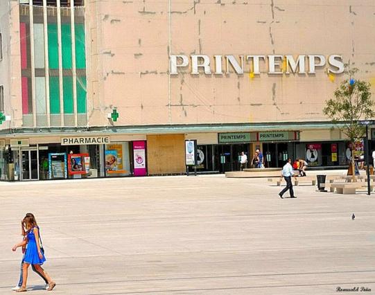 Le centre ville de Poitiers l'été, sur la place d'armes. Le magasin Le Printemps avant a transformation et l'arrivée du magasin H&M.