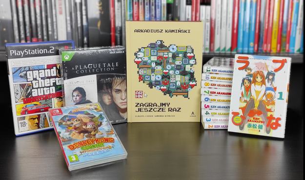 Zdjęcie z comiesięcznymi zdobyczami/ Na froncie - pudełko z grą "Donkey Kong Country: Tropical Freeze" na konsolę Nintendo Switch. Drugi rząd, od lewej - pudełko z grą "Grand Theft Auto: Liberty City Stories" na konsolę PlayStation 2, pudełko z grami "A Plague Tale: Innocence" oraz "A Plague Tale: Requiem" w edycji "A Plague Tale: Collection" na konsolę XBOX Series X. W centrum - książka "Zagrajmy Jeszcze Raz, o złotej epoce gamingu w Polsce" w twardej oprawie. Po prawej stronie - tomy od "1" do "8" oraz tom "10" i "11" mangi "LOVE HINA".