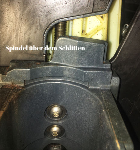 Spindel nie!!!! Von Hand bewegen. Motor weiß dann nicht mehr wo der Schlitten ist und zerdeppert das Gerät.