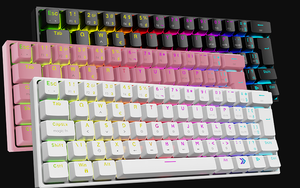 Foto de 3 teclados KBM! TG600 sobrepostos. Um preto no fundo, um rosa no meio e um branco na frente. Possui iluminação RGB nas teclas e seu tamanho é 60% (não possui teclas de funções, teclado numérico, setas de direção ou teclas especiais como Home, Insert, delete etc.