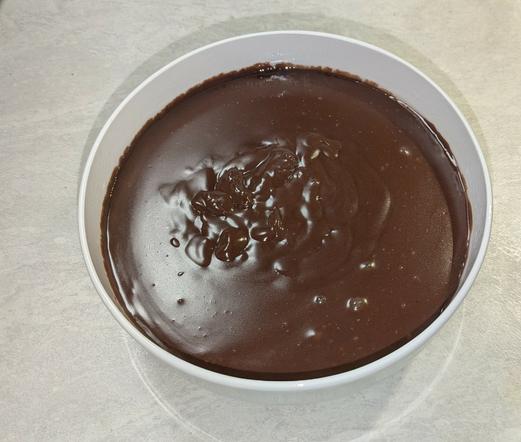 Schokoladenpudding in einer weißen, runden Schüssel
