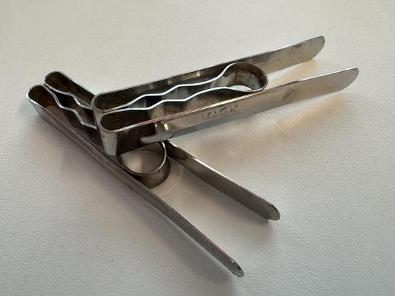 Roestvaste wasknijpers. Na een jaar, nog net zo mooi. Gooi je wasknijpers van kunststof maar weg. Met deze ga je waarschijnlijk een heel leven doen.