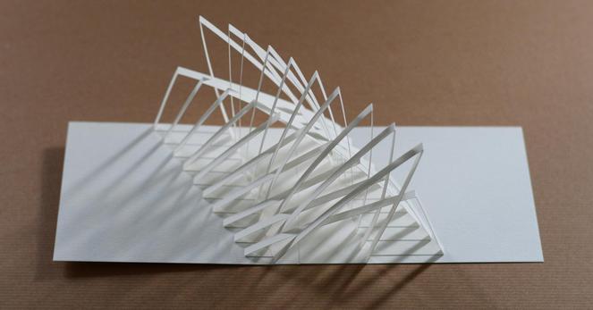 Pliage d'un kirigami sur carte popup