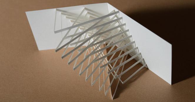 Pliage d'un kirigami sur carte popup