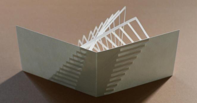 Pliage d'un kirigami sur carte popup