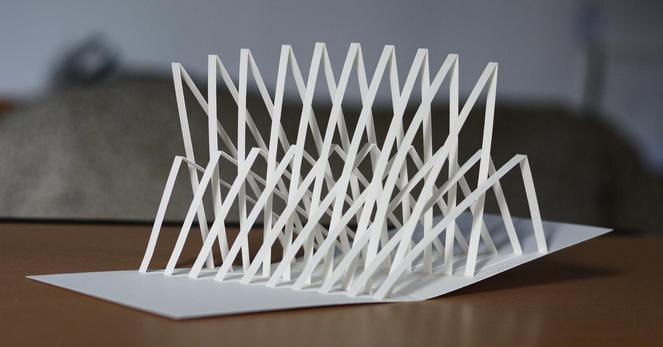 Pliage d'un kirigami sur carte popup