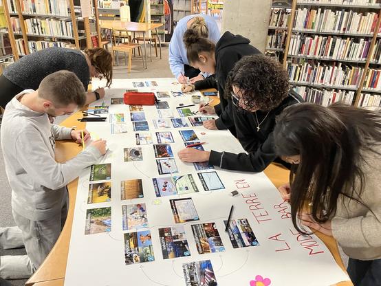 Des lycéens personnalisant leur fresque du climat, en lui donnant un titre intitulé « la terre en mode barbeuc’ »