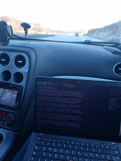 Laptop auf dem Schoß auf dem Beifahrersitz. Die Seite Advent of Code Tag 1 ist geöffnet.