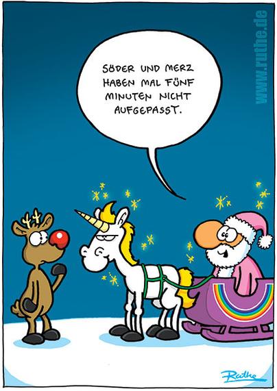 Rudolph steht mit verdutztem Blick vorm Weihnachtsmann, der mit rosa Mantel in einem rosa Regenbogen-Schlitten sitzt, vor den ein Einhorn gespannt wurde. Weihnachtsmann: "Söder und Merz haben mal fünf Minuten nicht aufgepasst."