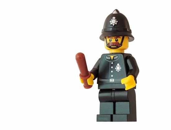 Un policier britannique en uniforme représenté en lego