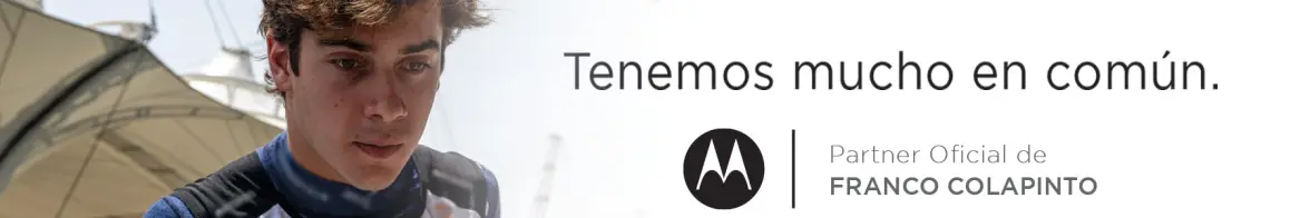 Cartel publicitario de Motorola Argentina, en donde aparece la frase «Tenemos mucho en común», acompañada de la imagen del piloto argentino de Fórmula Uno, Franco Colapinto, en donde se lo percibe angustiado, o aturdido.