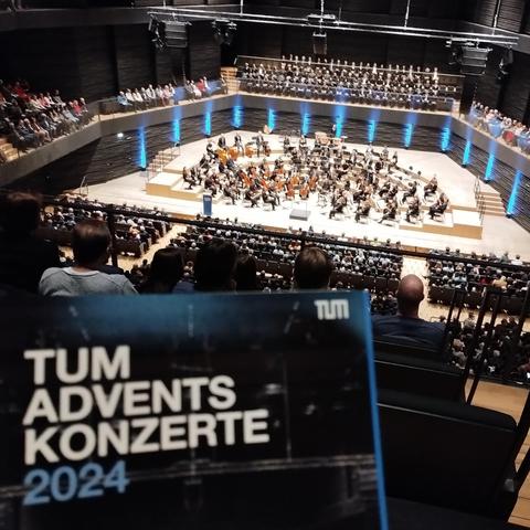 Bühne fotografiert von Rang Mitte. Programmheft im Vordergrund.