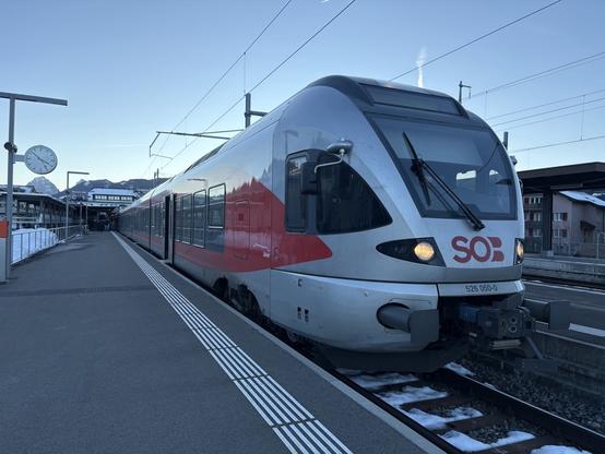 Flirt Doppeltraktion am Bahnhof Einsiedeln
