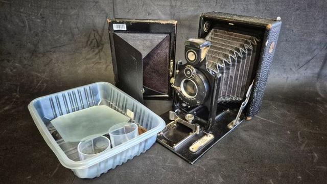 The smelly old ICA Sirene 135 folding camera surrounded by bits to be reassembled.