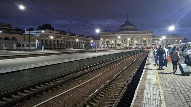 Одеса Glovni station at night time with a night train just arriving.