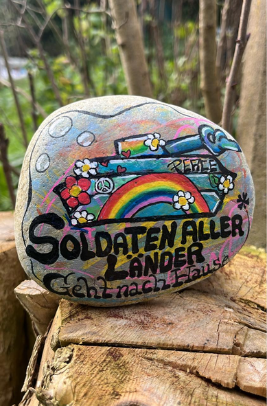 Wanderstein: Soldaten aller Länder, geht nach Hause

Julia Ruf