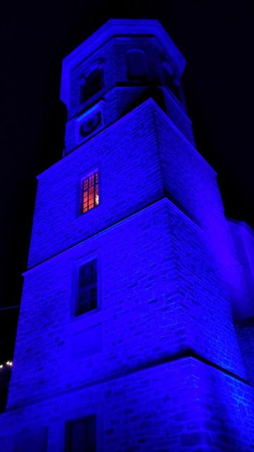 Die Dorfkirche Bucha ist in blaues Licht getaucht