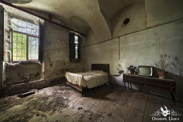 small bedroom, old fashioned bed