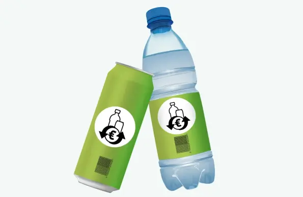 Computergenerierte Darstellung zweier Getränkebehältnisse auf grauem Hintergrund. Eine grüne Dose und eine Wasserflasche mit grünem Etikett. Auf dem Etikett ist jeweils einmal ein Barcode und ein Pfandsymbol dargestellt. Das Pfandsymbol ist schwarz auf einem weißen Kreis. Es zeigt im oberen teil die Umrisse einer Flasche und einer Dose, darunter ein €-Symbol umringt von zwei Pfeilen, die einen "Kreislauf" darstellen sollen.