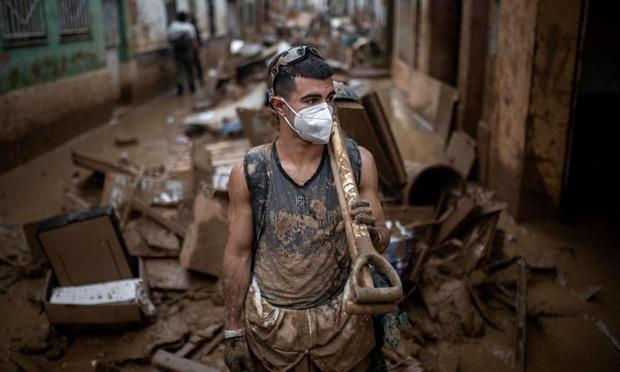 Un voluntario trabaja en Paiporta tras la DANA (NurPhoto via Getty Images)