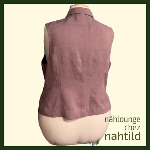Doppelreihige in Clay-rose farbenem Leinen von hinten. Rohweisser Hintergrund, dunkelgrüner Rahmen. unten rechts Logo "Nählounge chez Nahtild".