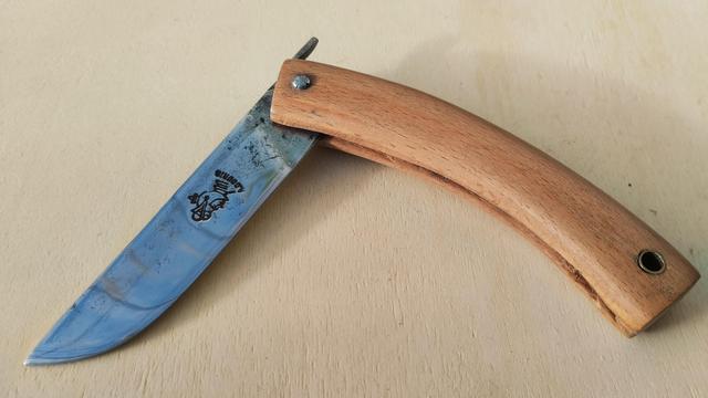 Le couteau semi ouvert.