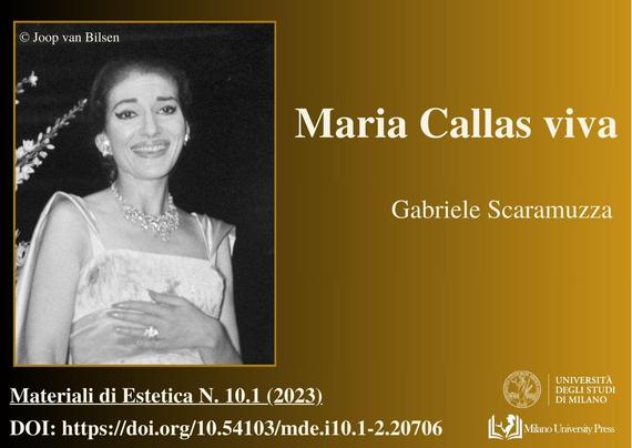 L'immagine mostra un ritratto in bianco e nero di Maria Callas, in primo piano, che indossa un elegante abito da sera senza spalline.  Ha i capelli raccolti e un'espressione serena.  In sovraimpressione, il titolo "Maria Callas viva" e il nome dell'autore "Gabriele Scaramuzza".  Sono presenti anche informazioni bibliografiche in basso.