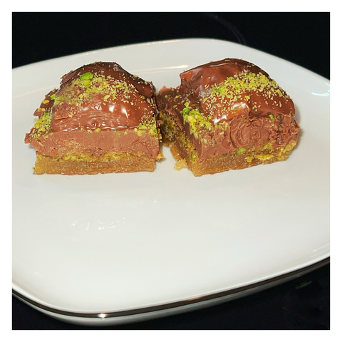 Zwei Stück Schokoladenbaklava auf einem weissen Tellet
