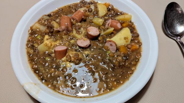 Teller Linsensuppe.