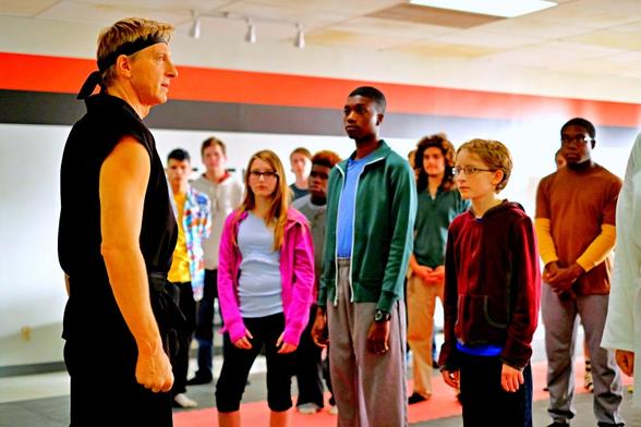 Warner Channel exibirá série de sucesso 'Cobra Kai' a partir de janeiro: produção é protagonizada por Ralph Macchio e William Zabka e inspirada no universo de 'Karate Kid'