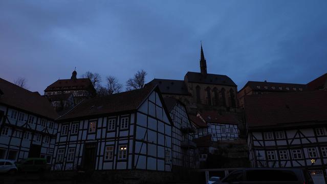 Fachwerkhäuser, Himmel grau, über den Häusern thront die Klosterkirche