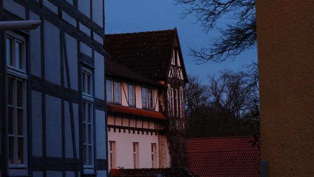 Fachwerkhäuser , teilweise zart rosa angeleuchtet vom Abendlicht
