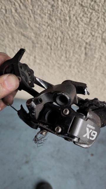 Dérailleur arrière de VTT explosé