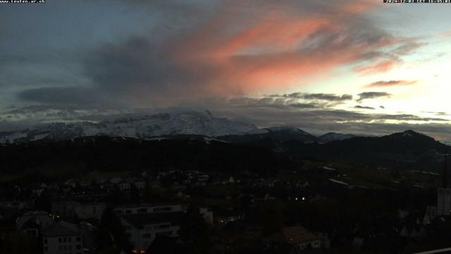 Orangefarbenes Abendlicht mit Wolken und Bergen ;)